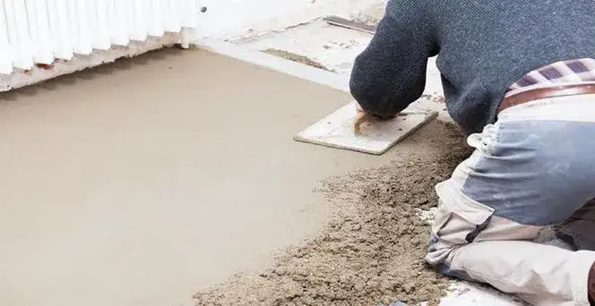 Wylewanie i zacieranie betonu na podjeździe