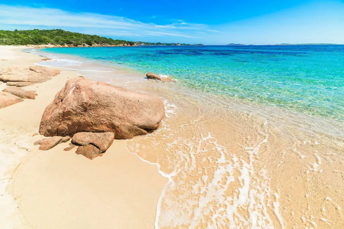 Piasek, skały i turkusowe morze na Costa Smeralda. Idealne miejsce na relaks.