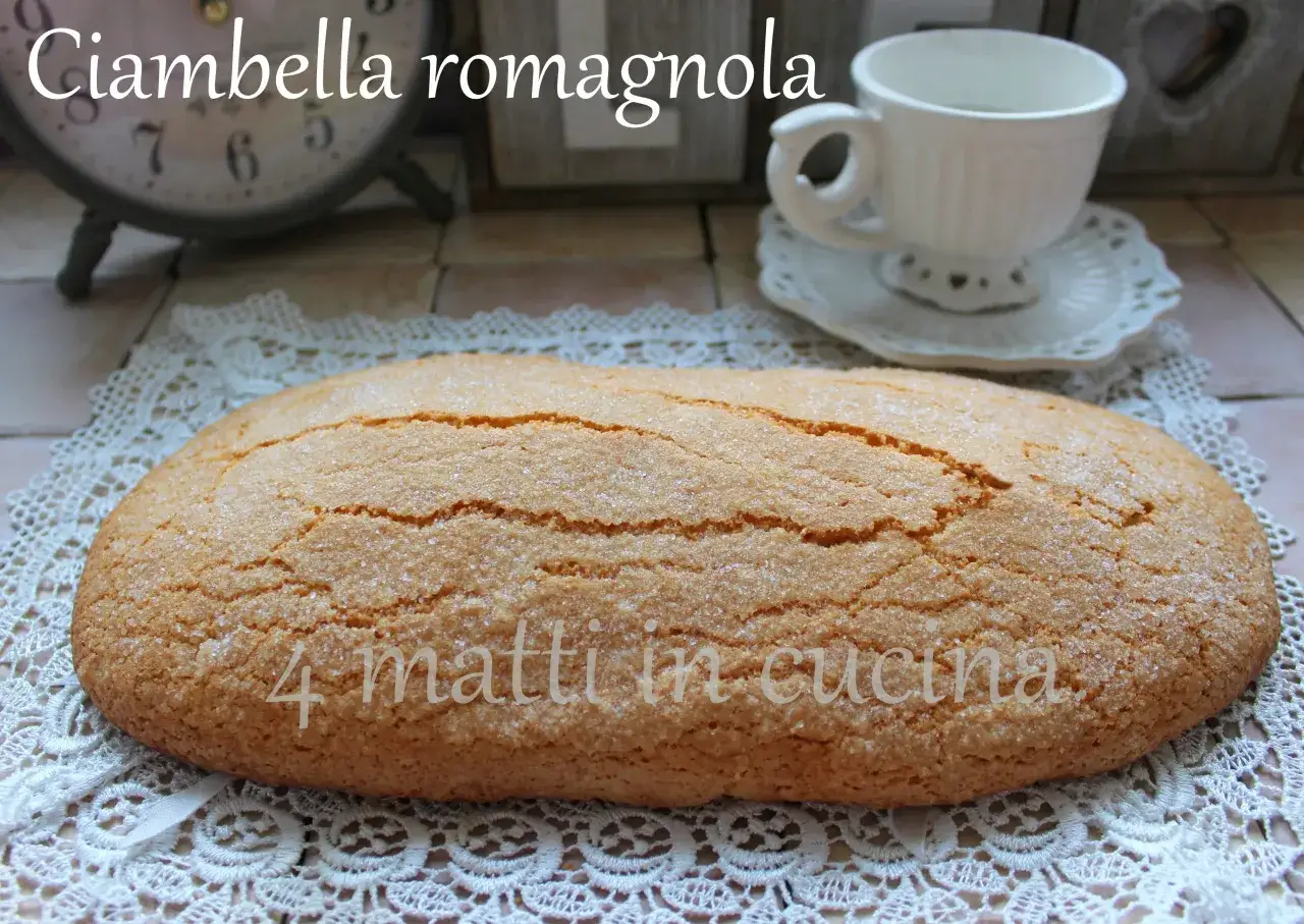La ciambella romagnola, croccante e zuccherata, pronta per essere gustata. Un dolce tradizionale che profuma di casa.