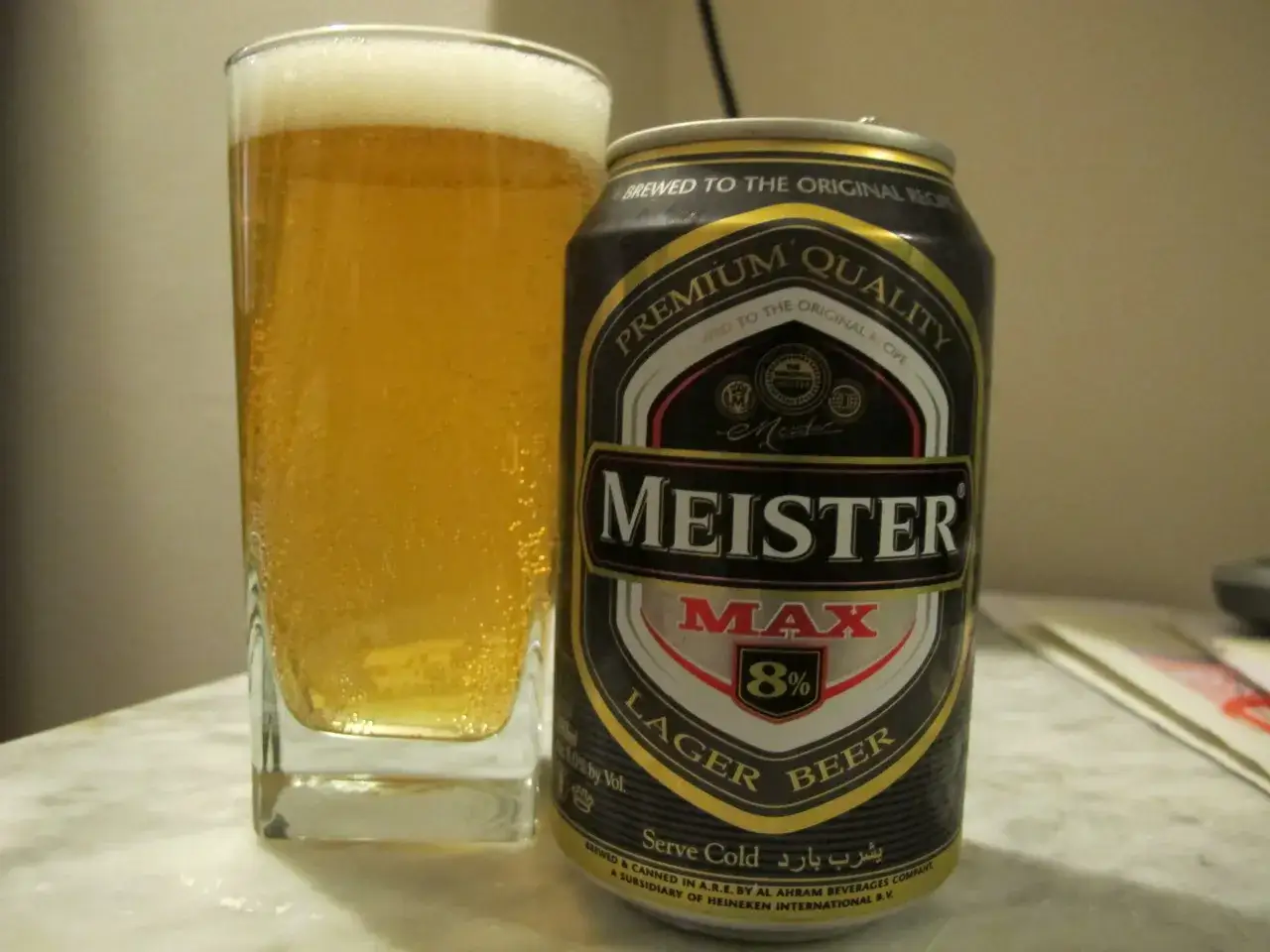 Szklanka piwa Meister Max i puszka tego piwa. Zastanawiasz się, ile kosztuje piwo w Egipcie?