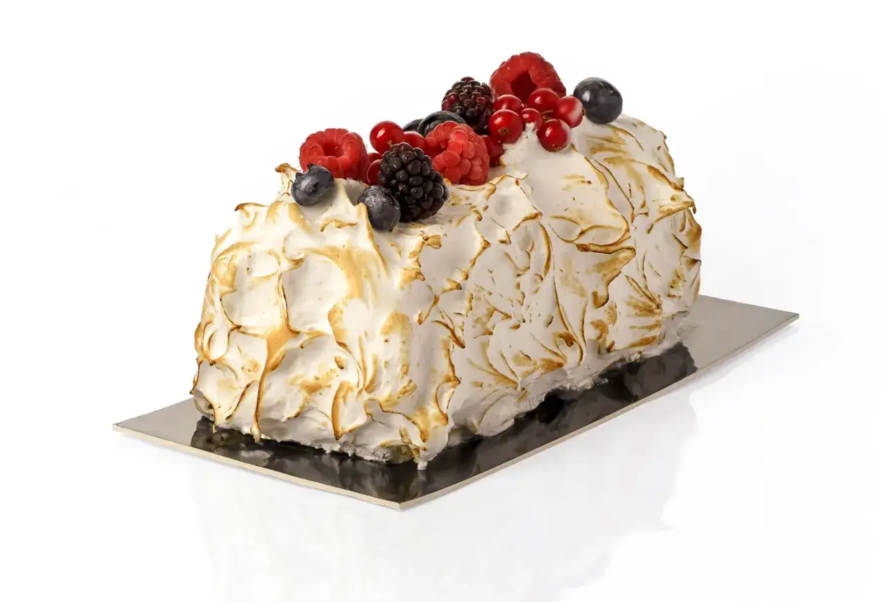 Une omelette norv&eacute;gienne, un dessert glac&eacute; enrob&eacute; de meringue dor&eacute;e et garni de fruits rouges frais.