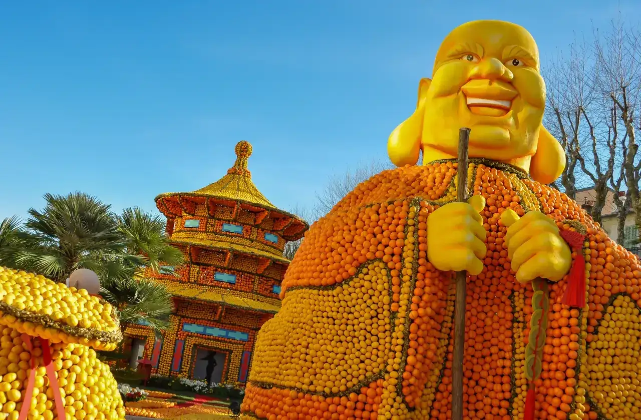 Gigantesca figura de Buda y una pagoda, ambas hechas de naranjas y limones, en el menton lemon festival.