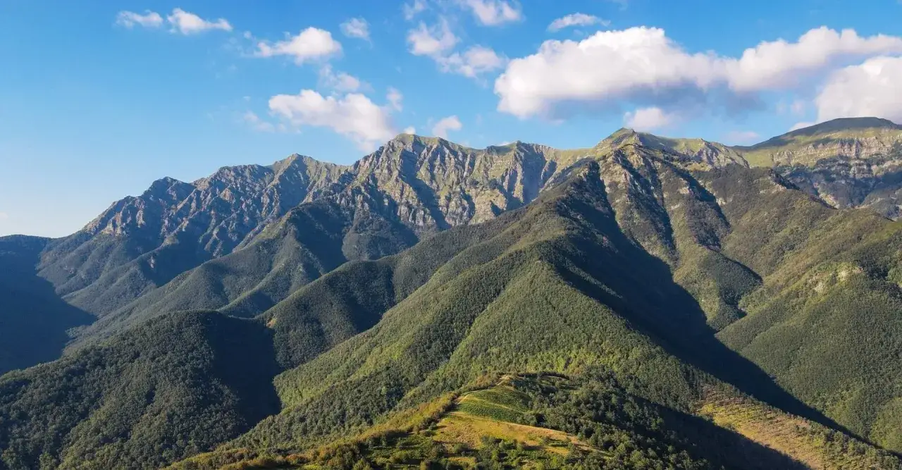 Vette rocciose e pendii boscosi dell'Appennino Tosco-Emiliano, un paesaggio mozzafiato che incanta con la sua bellezza selvaggia.