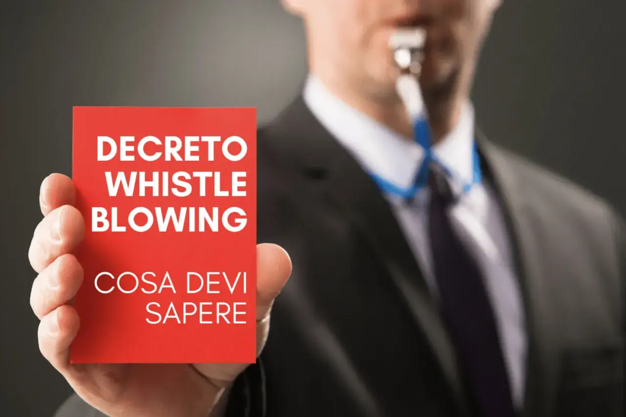 Uomo in abito con fischietto in bocca, tiene in mano un cartellino rosso con scritto 