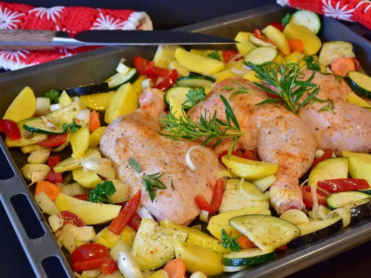 pieczone ćwiartki z kurczaka z ziemniakami i warzywami