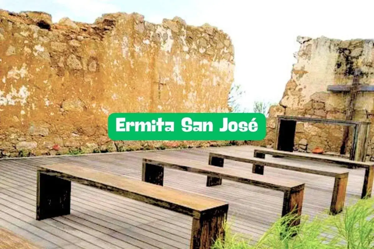 Bancos de madera frente a ruinas de piedra en la Ermita San Jos&eacute;, un lugar que evoca la historia y la tranquilidad del escobonal.