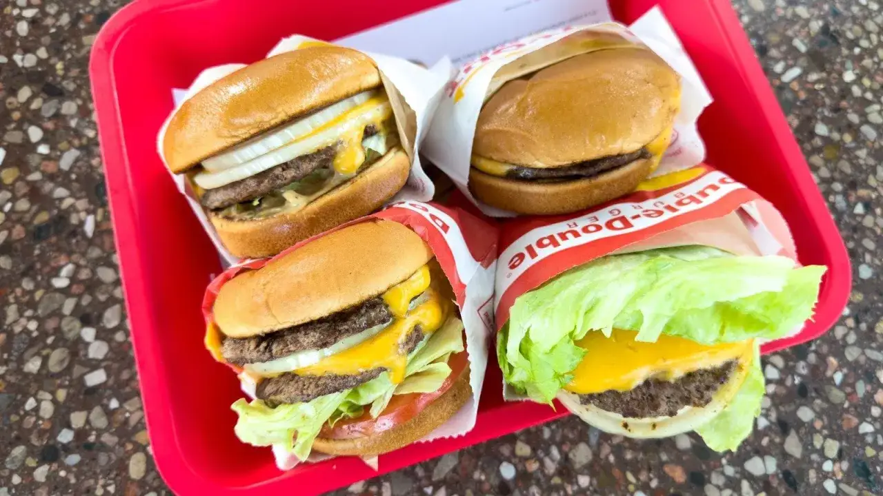 burgery z r&oacute;żnych sieci fast food obok siebie