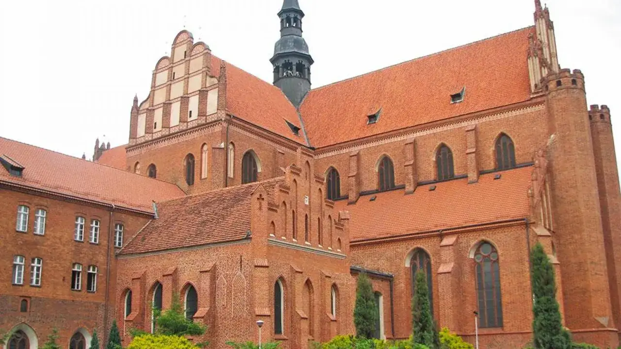 Potężny zamek krzyżacki w Pelplinie, z cegły i czerwonym dachem, g&oacute;ruje nad okolicą.