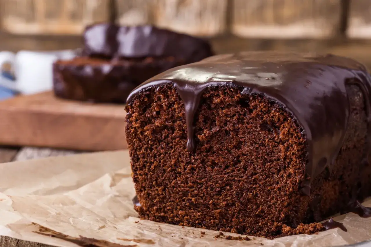 Pyszna, wilgotna babka jogurtowa oblana czekoladą. Idealna na deser, wygląda jak najlepsza babka jogurtowa.