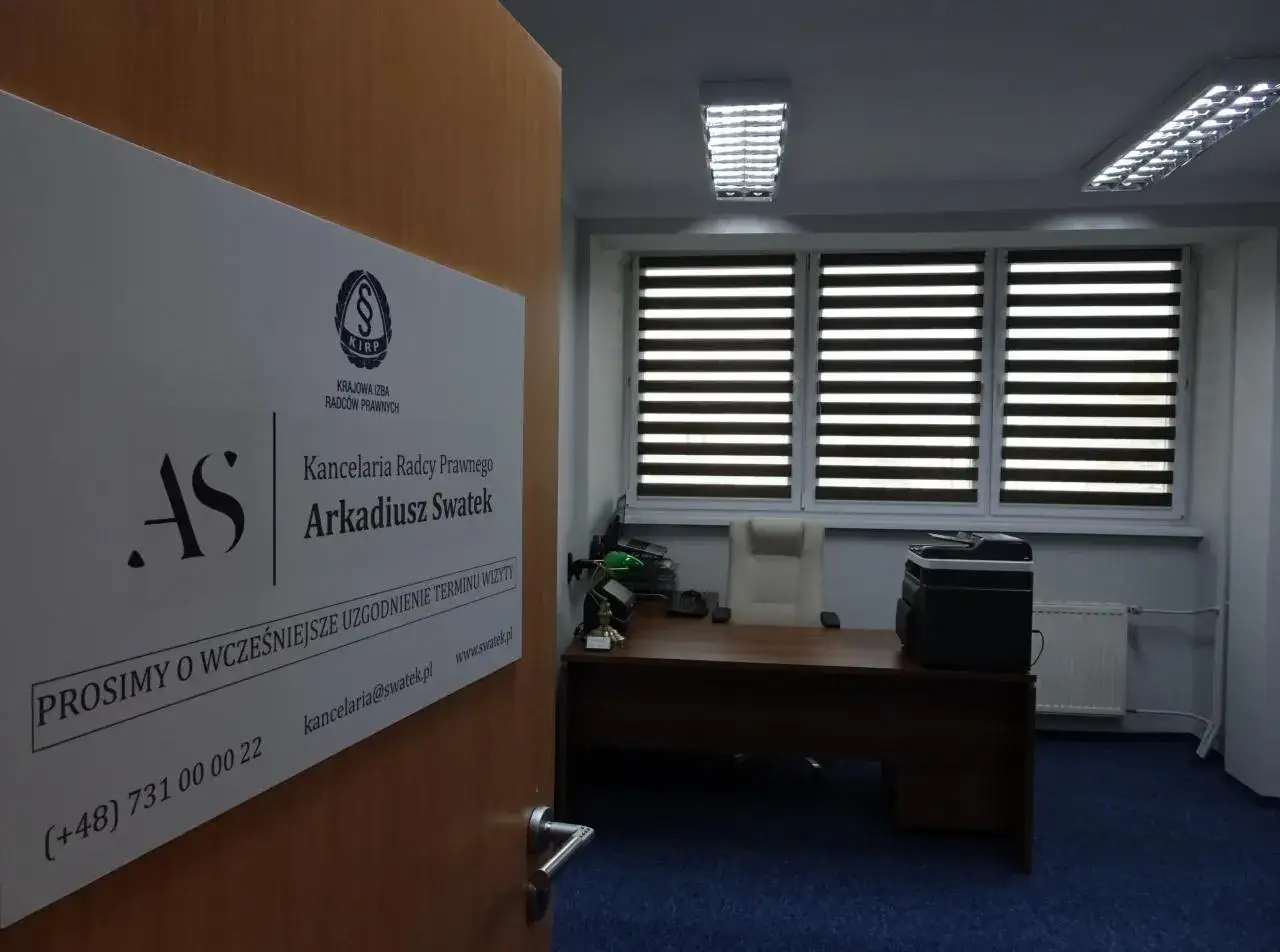 Tabliczka z nazwą kancelarii radcy prawnego Arkadiusza Swatka na drzwiach.