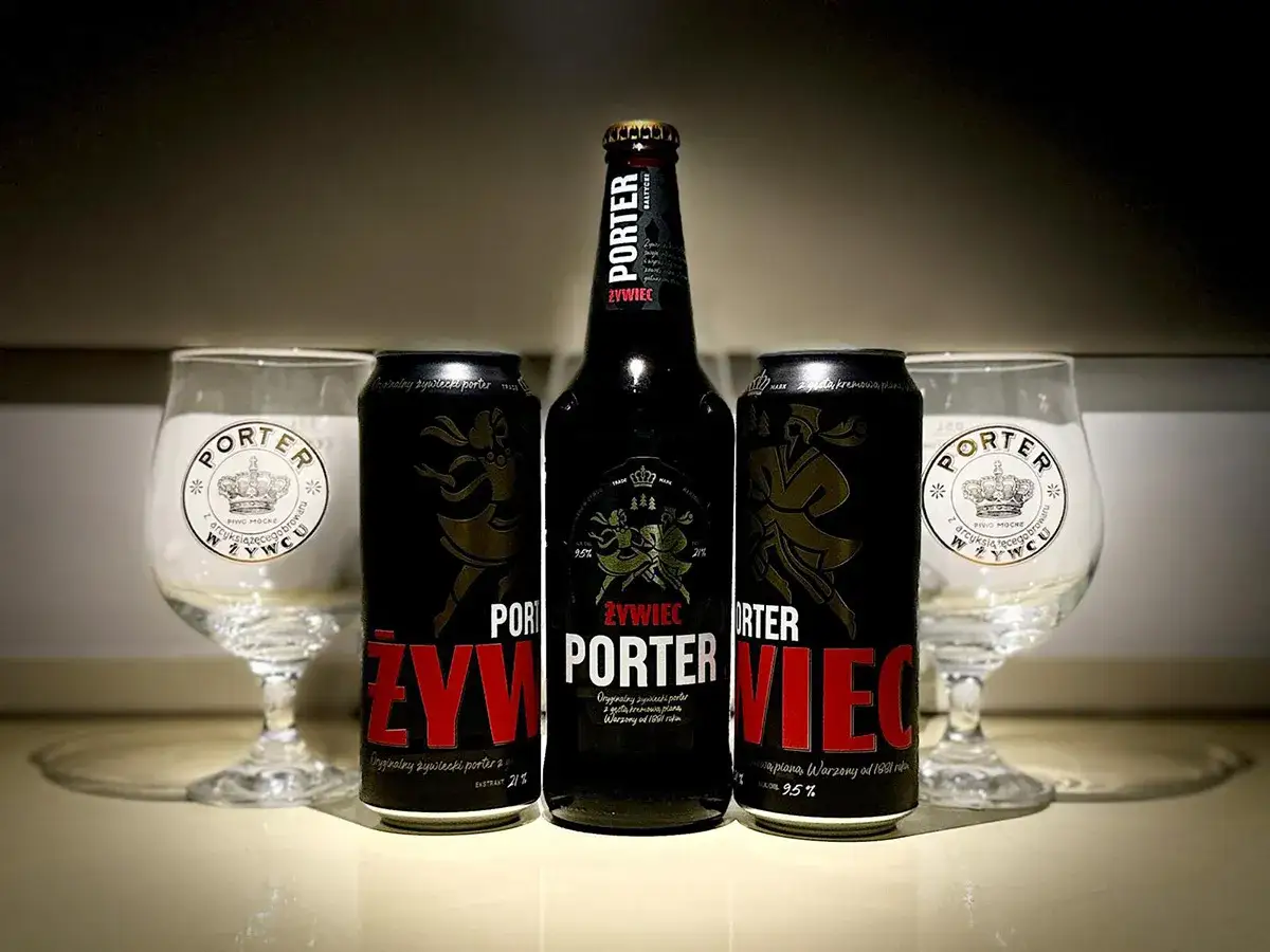 Dwa puszki i butelka Żywca Porter, dwa kieliszki. Czy piwo porter jest zdrowe? To pytanie pozostawiamy Tobie.