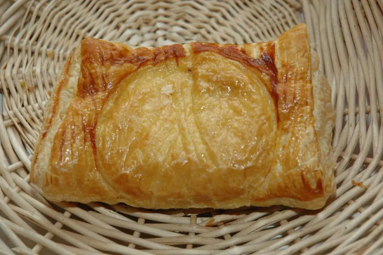 Un feuilleté de ris de veau doré et croustillant, prêt à être dégusté dans un panier en osier.