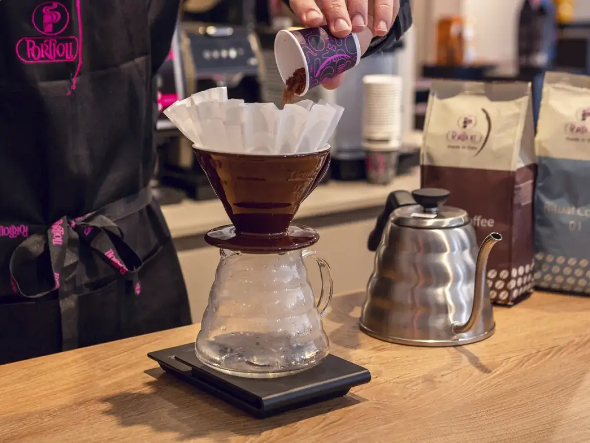 Preparazione di un caffè americano a casa con filtro e bollitore.
