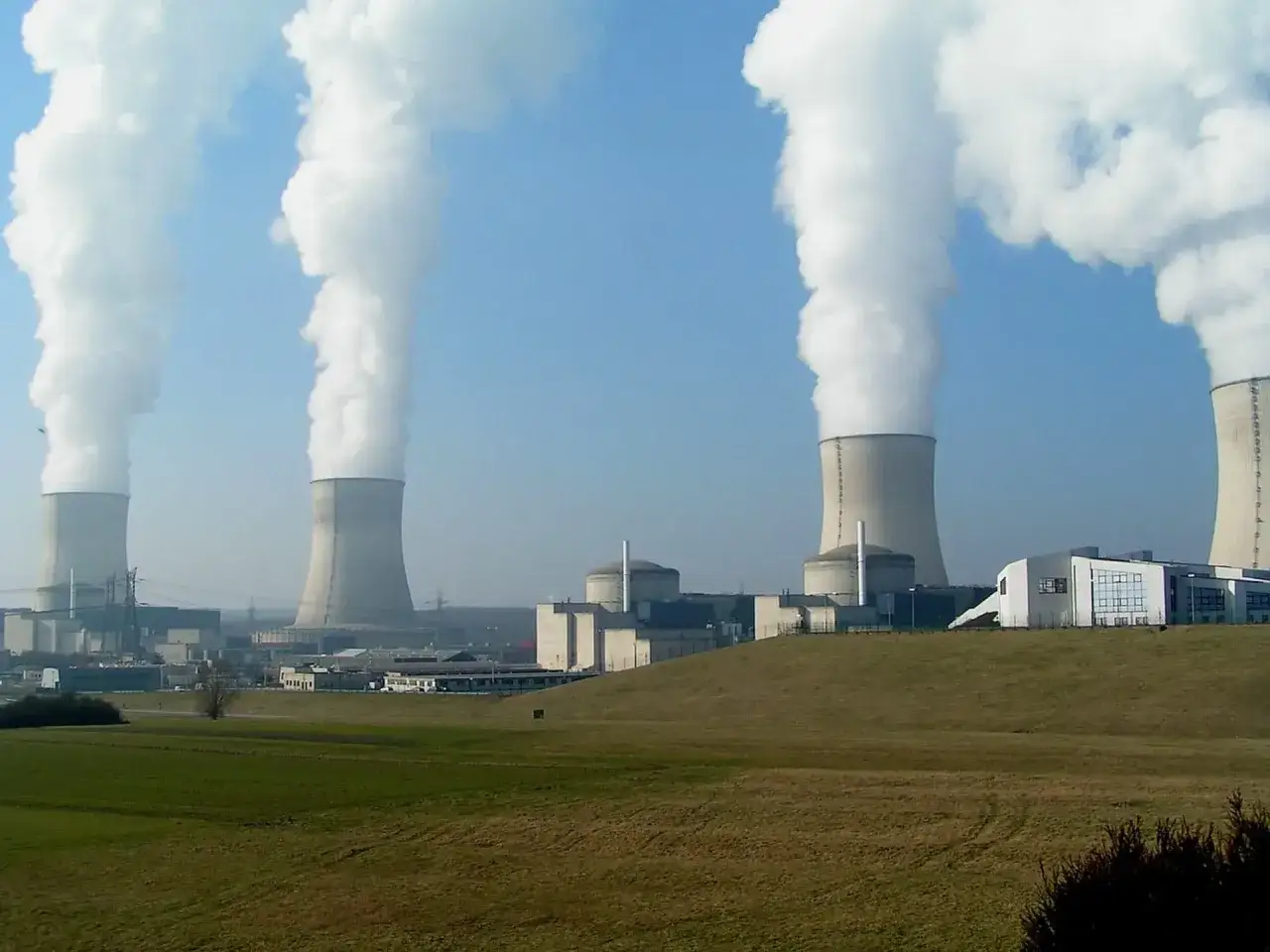 Chłodnie kominowe elektrowni atomowej wydzielają parę. Choć nie widać promieniowania gamma, to właśnie ono jest kluczowe dla jej działania.