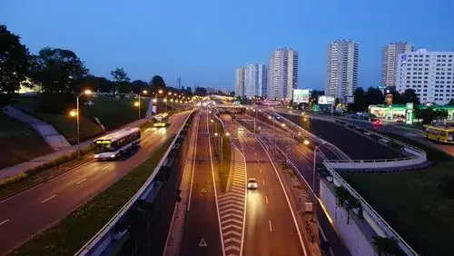 Zdjęcie Jaka prędkość na autostradzie? Odkryj limity dla różnych pojazdów