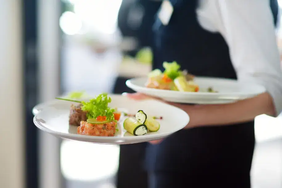 Zdjęcie Ile zarabia kelner w hotelu? Zaskakujące wynagrodzenia w branży