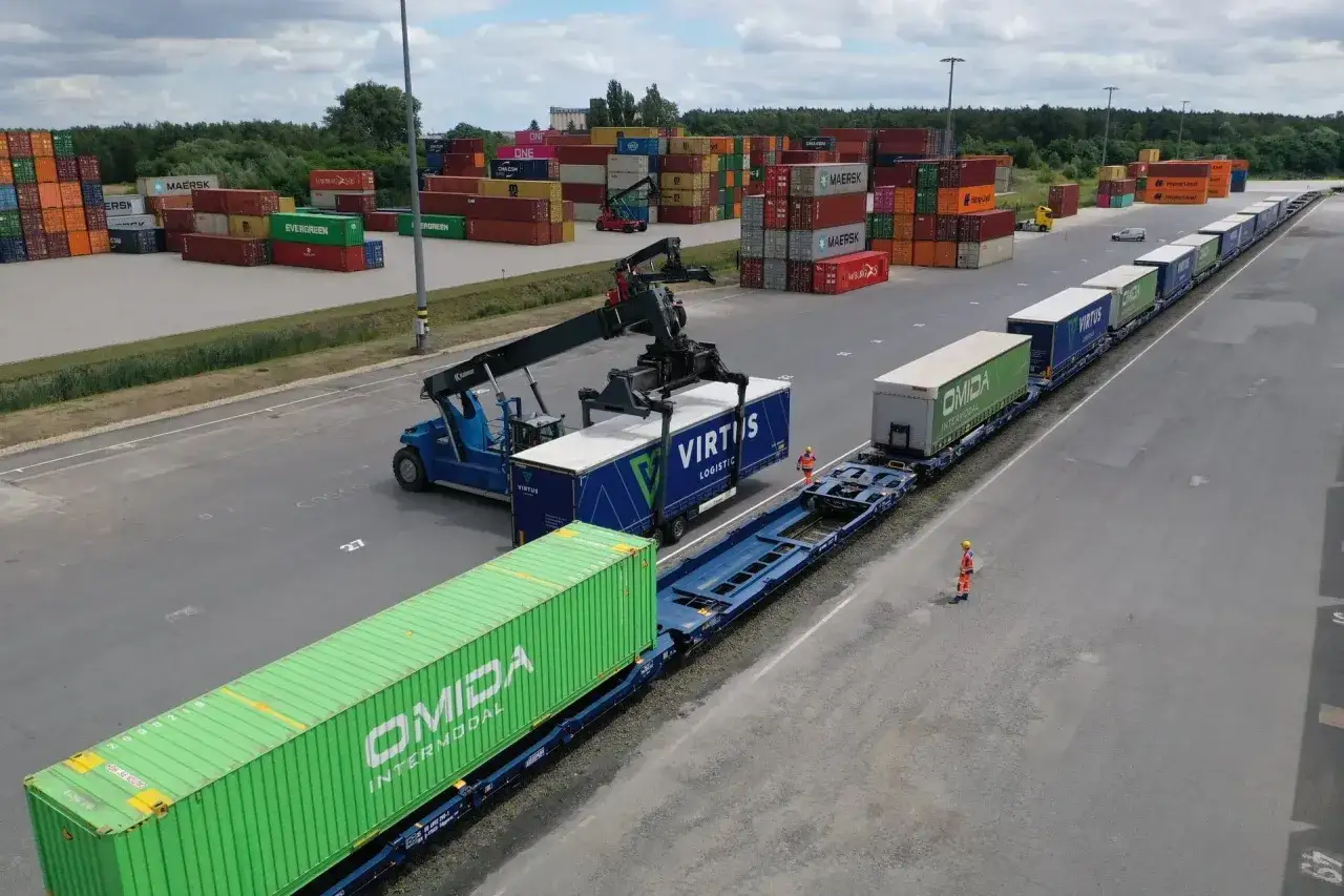 Przeładunek kontenerów na kolejowy środek transportu, kluczowy element zrównoważonego łańcucha dostaw.