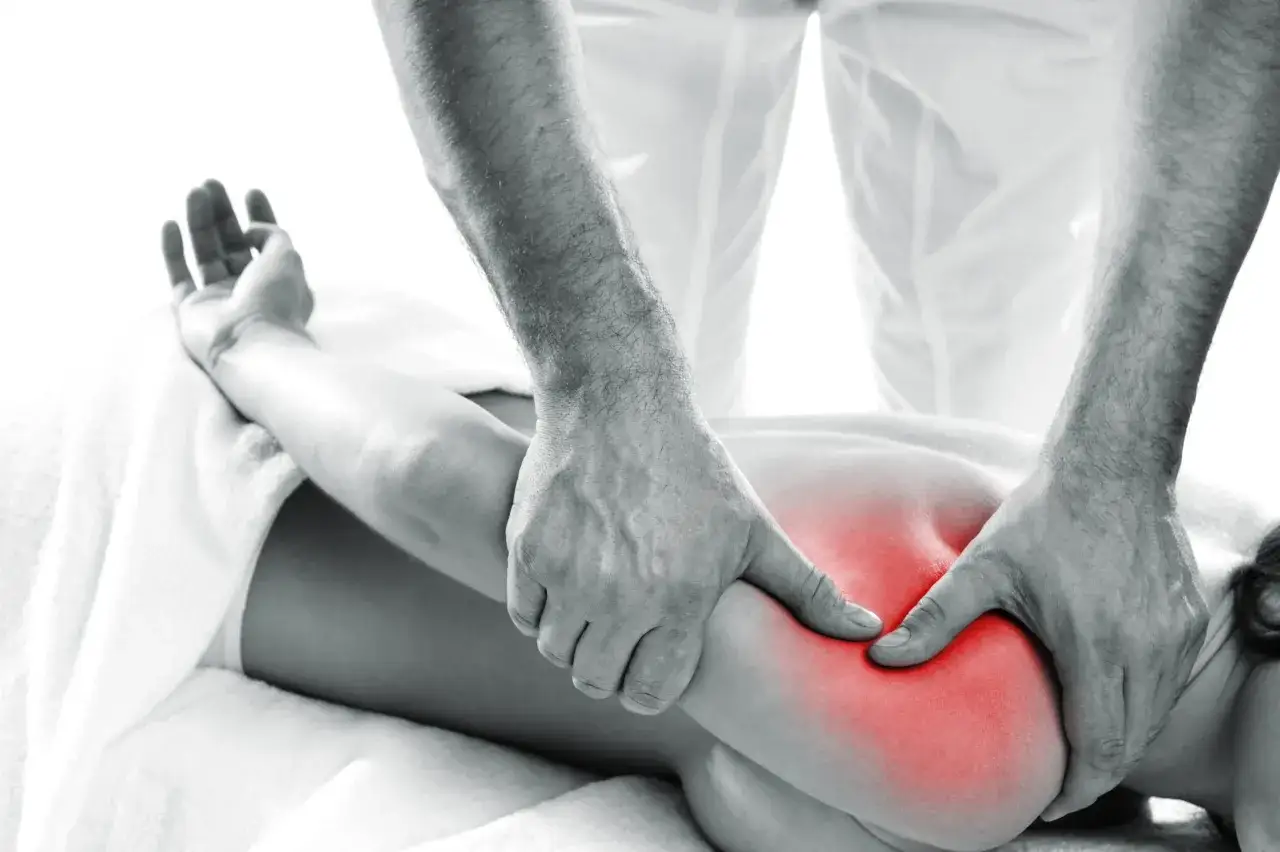 Masaż ramienia z naciskiem na ból, który łagodzi pinoterapia.