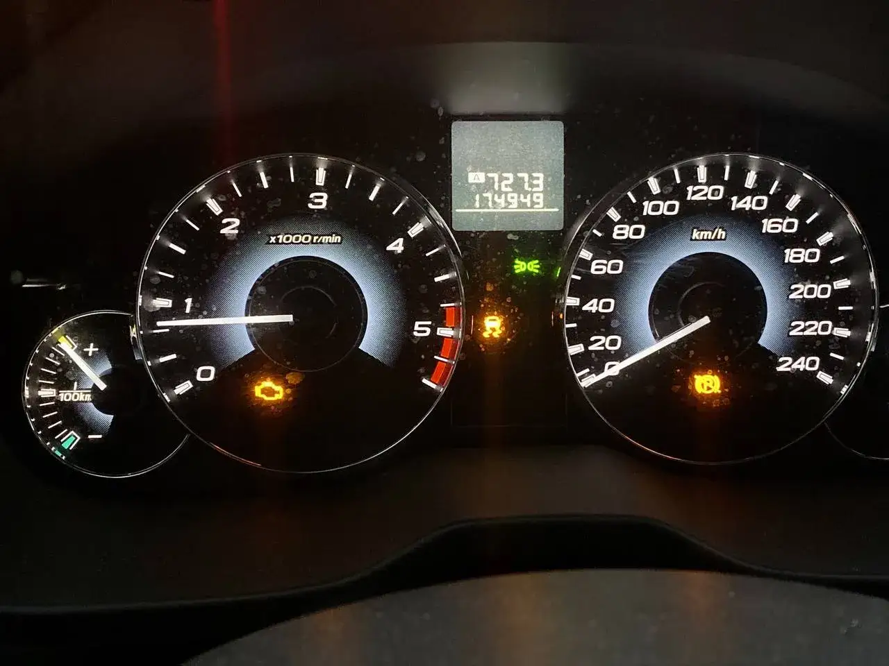 Bilens instrumentpanel visar att motorlampan lyser. Hastighetsm&auml;taren visar 0 km/h, varvr&auml;knaren 0 x1000 r/min.