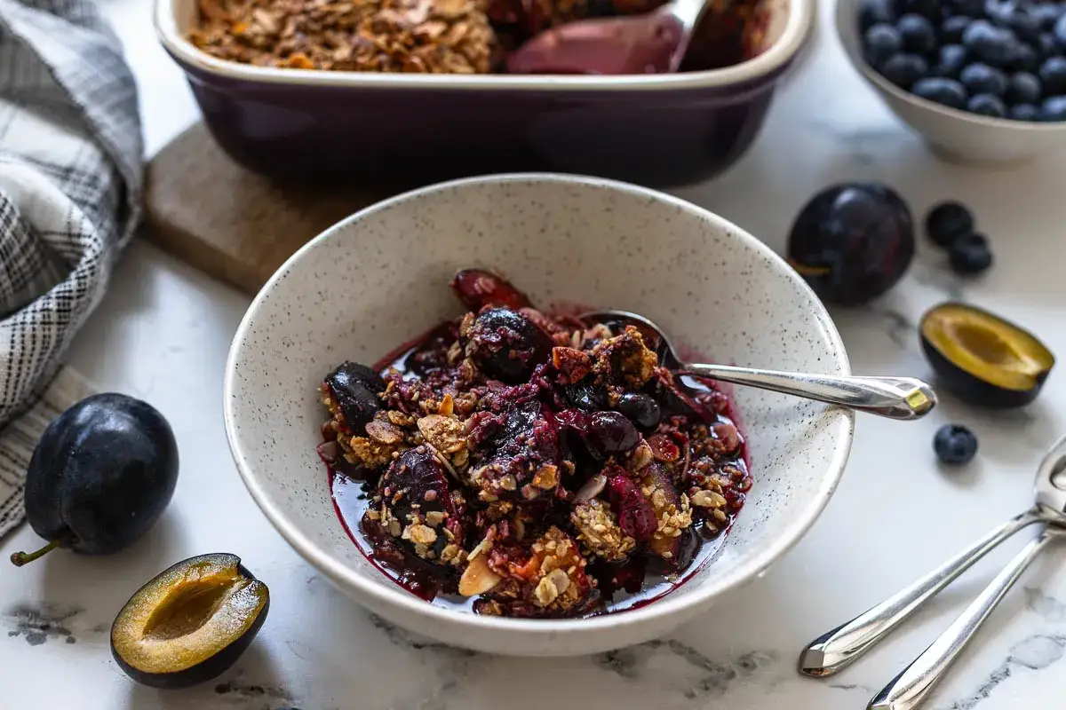 Ein köstlicher Zwetschgen Crumble gesund, mit saftigen Früchten und knuspriger Haferflocken-Streusel-Decke. Perfekt für jeden Anlass.