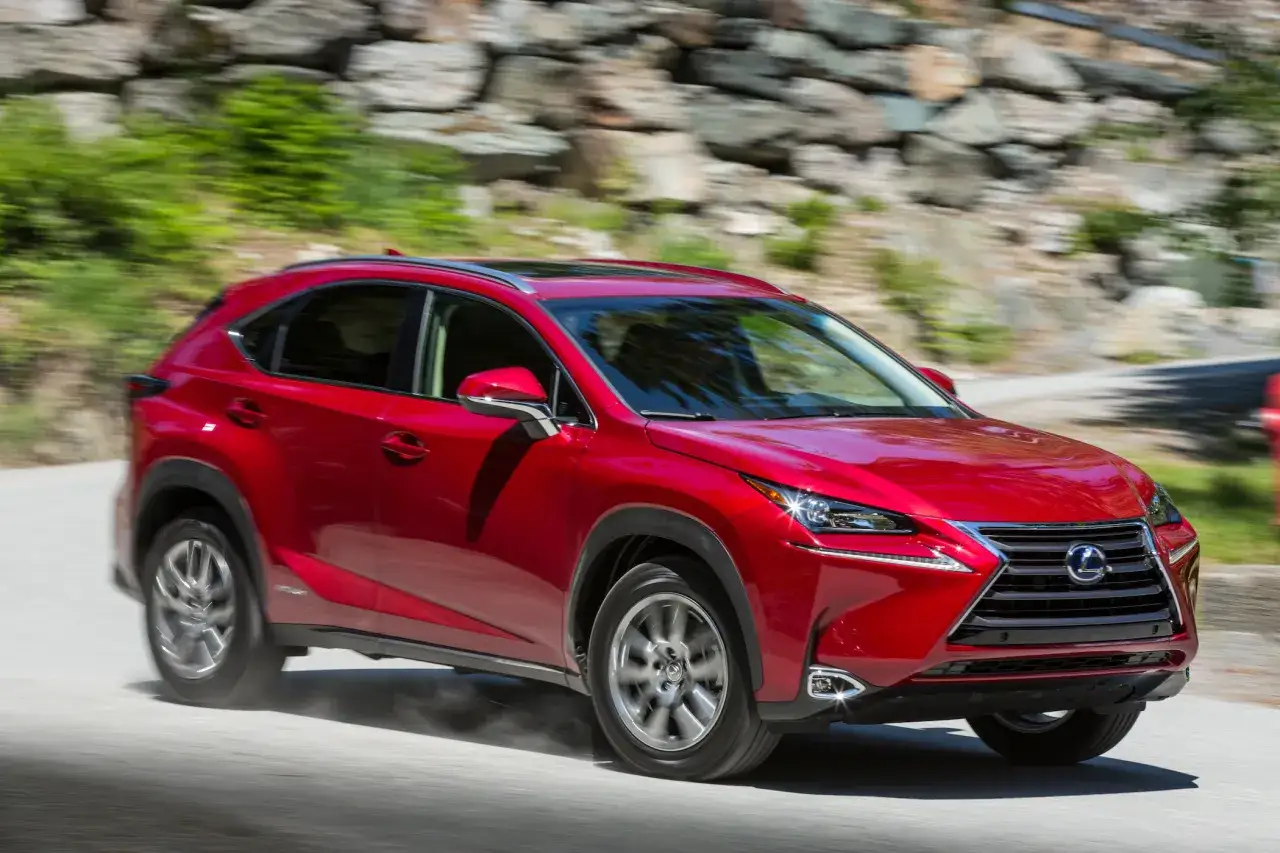 Lexus NX 300h tankowanie dystrybutor