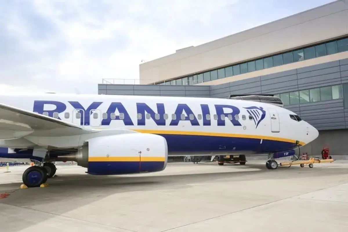 Samolot Ryanair z charakterystycznym logo, gotowy do lotu. Ile samolot&oacute;w ma Ryanair? Tysiące!