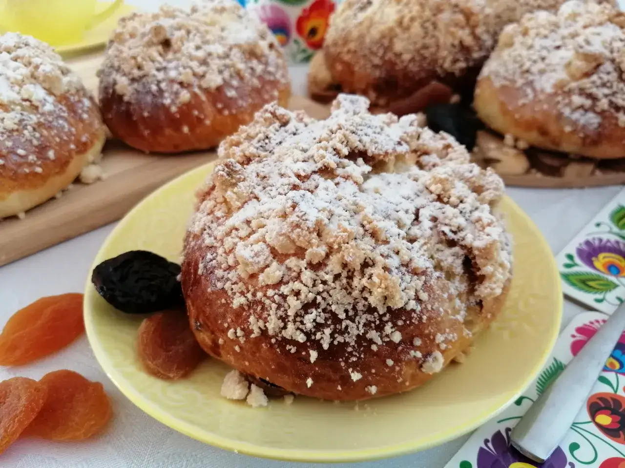 Pyszne bułeczki z kruszonką, przypominające hot cross buns, z suszonymi śliwkami i morelami.