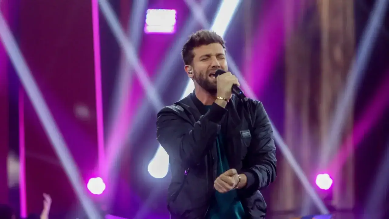 Pablo Alborán canta en Zaragoza, con luces púrpuras y blancas. ¡Consigue tus entradas para el concierto!