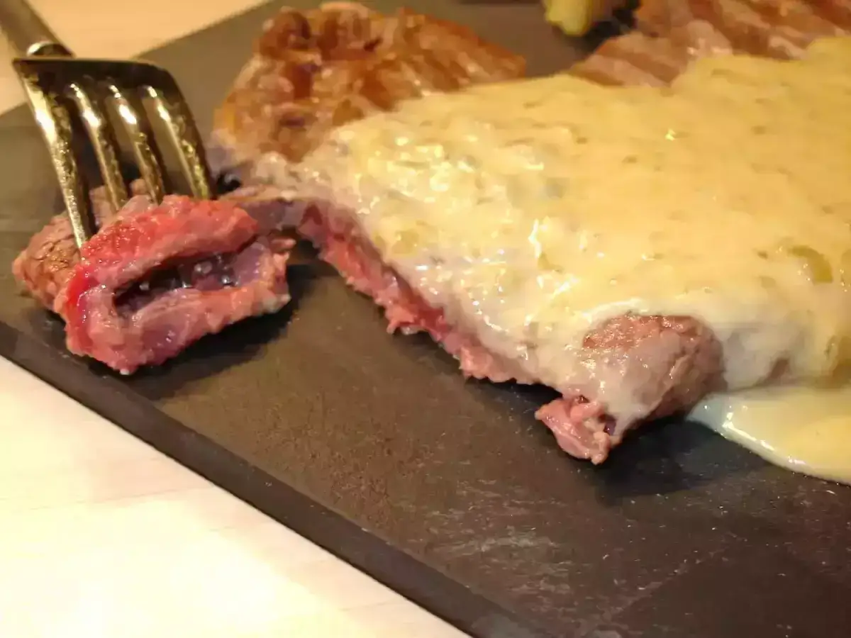 Un steak tendre est napp&eacute; d'une sauce onctueuse &agrave; la sauce fourme d'ambert, pr&ecirc;t &agrave; &ecirc;tre d&eacute;gust&eacute;.