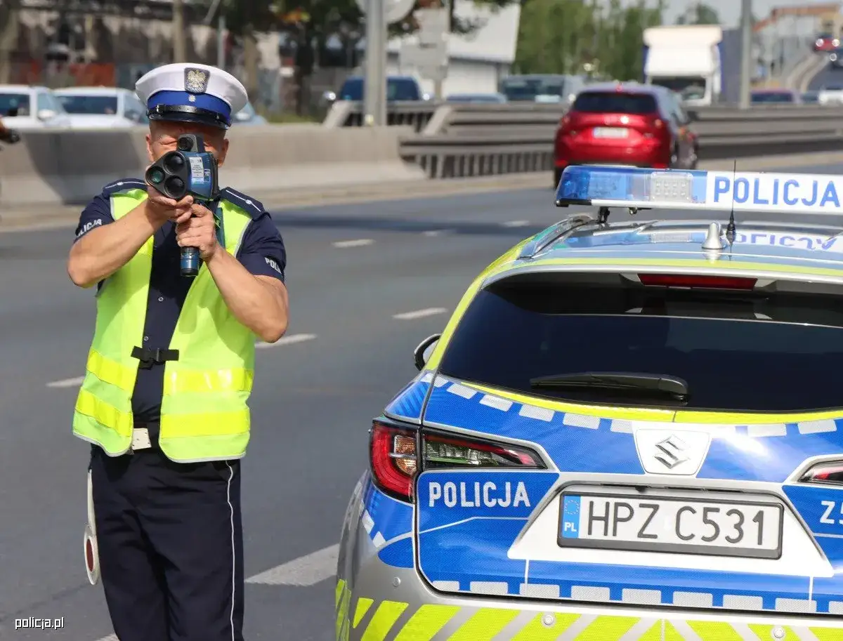 Policjant mierzy prędkość. Pytanie, czy można pić piwo w samochodzie, jest tu nie na miejscu, bo grozi to mandatem.