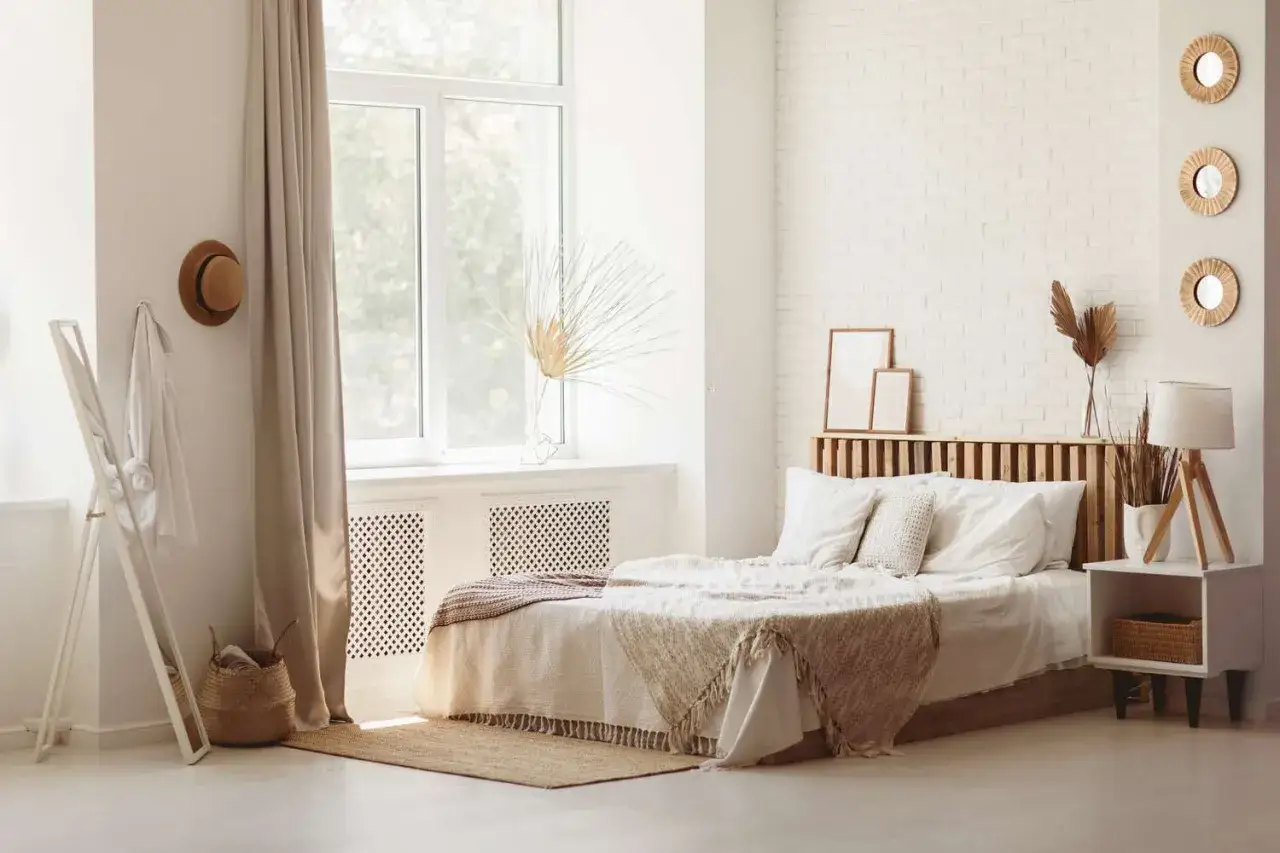 Helles, luftiges Schlafzimmer mit neutralen Tönen, die eine beruhigende feng shui schlafzimmer farbe schaffen. Natürliche Materialien und sanftes Licht fördern Harmonie.