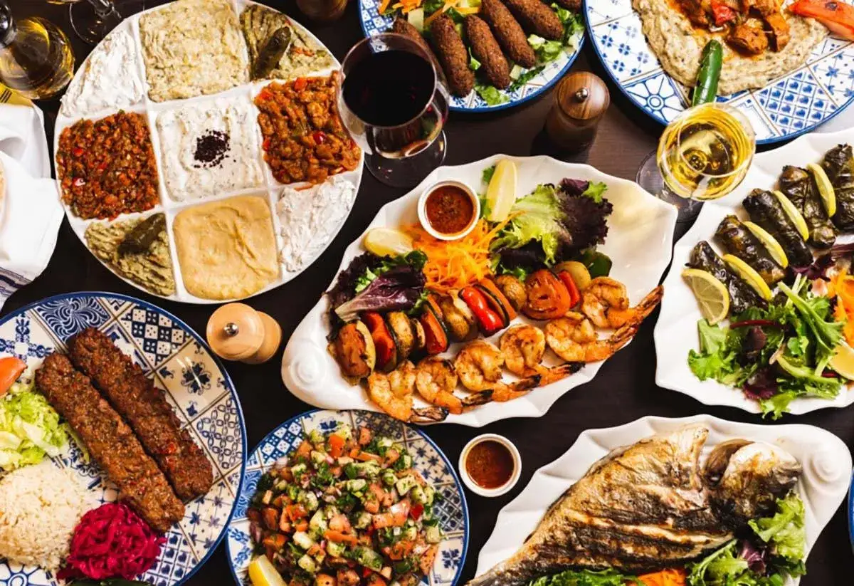 Bogactwo dań tureckich: kebab, krewetki, ryba, gołąbki w liściach winogron i wiele przystawek.