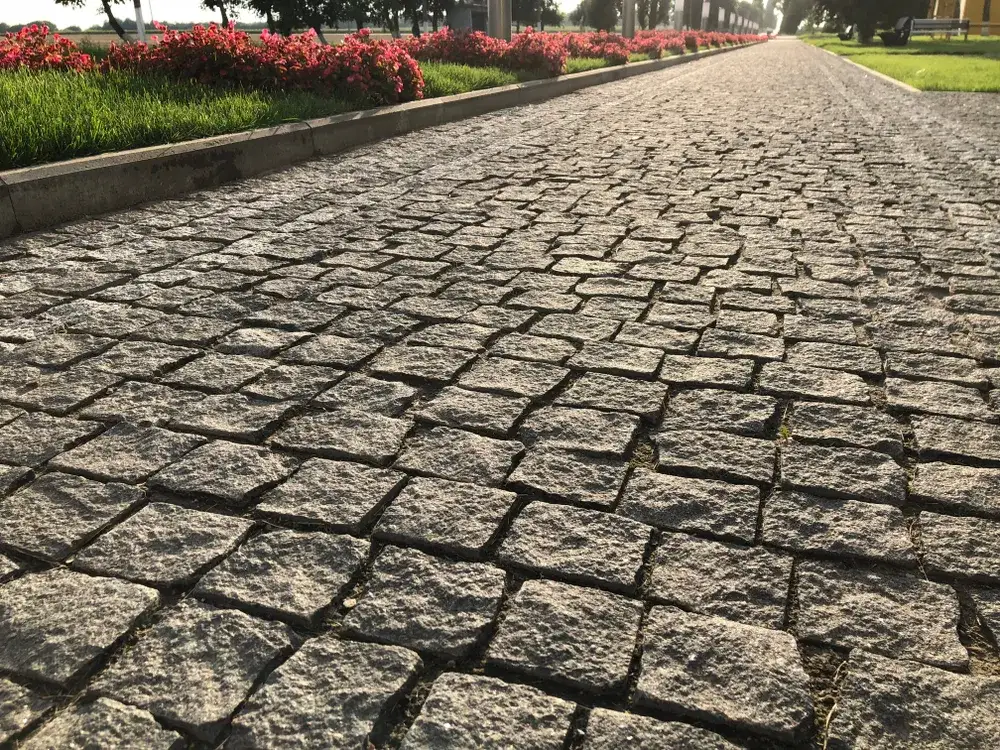 Rodzaje i kolory kostki granitowej na podjazd