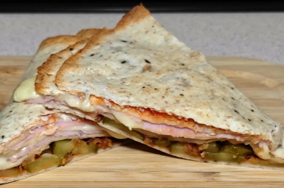 Pyszna tortilla z szynką, serem i ogórkiem kiszonym, zapieczona na złoto.