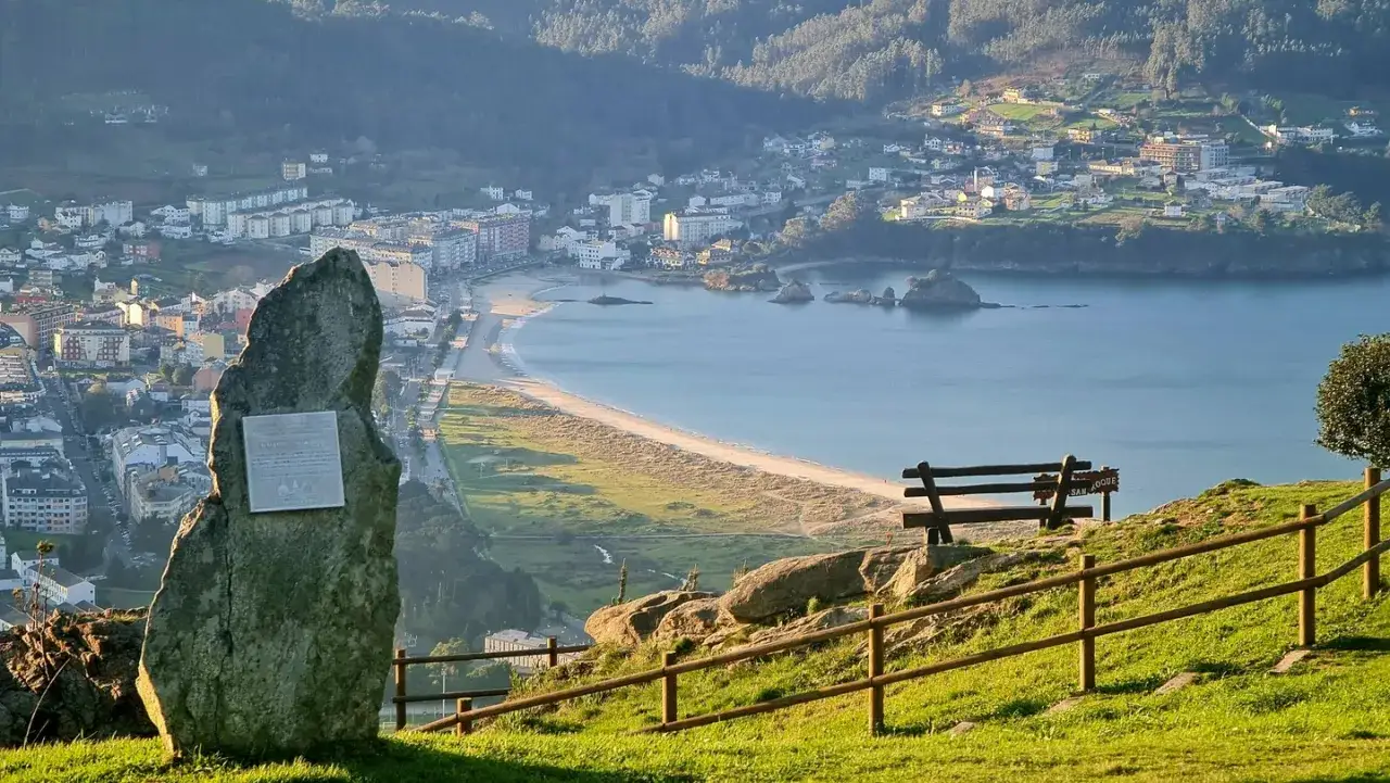 Vista panorámica desde el mirador de San Roque, con la bahía, playa y pueblo.