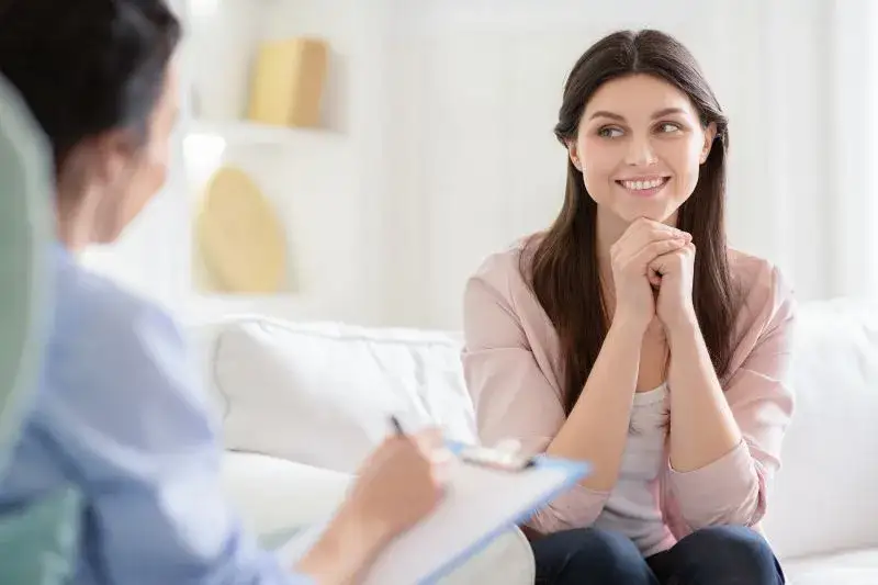 sesja psychoterapeutyczna, terapeuta i pacjent rozmawiają
