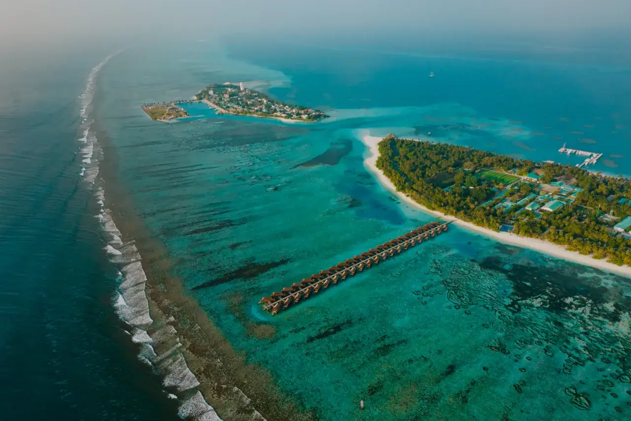 Malediwy wyspa lokalna vs resort por&oacute;wnanie