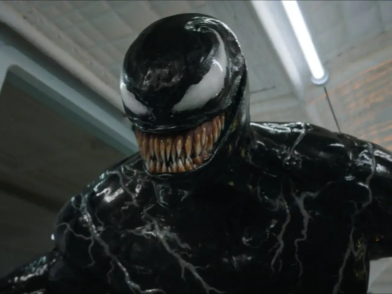 Venom, le symbiote menaçant, dévoile ses dents acérées. L'attente pour la venom 4 date de sortie est palpable.