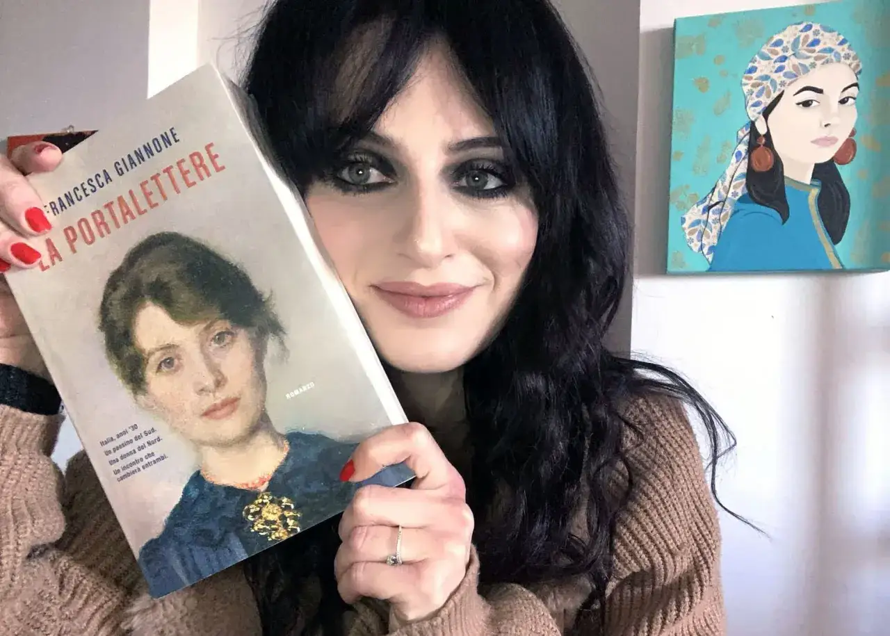 Francesca Giannone tiene in mano il suo libro 