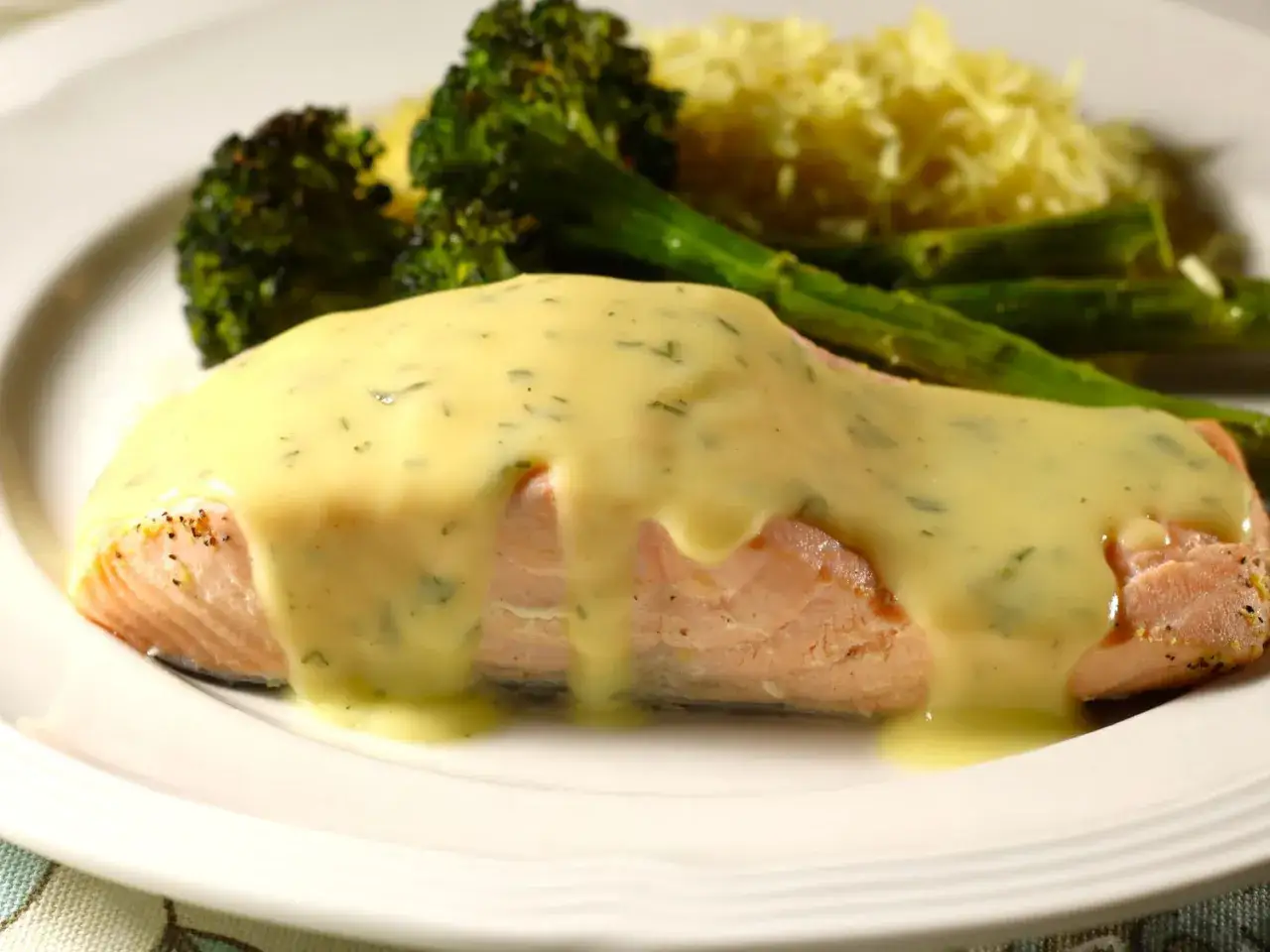 En saftig laxfil&eacute; t&auml;ckt med kr&auml;mig citrons&aring;s, serverad med &aring;ngad broccoli och ris. En uts&ouml;kt m&aring;ltid!