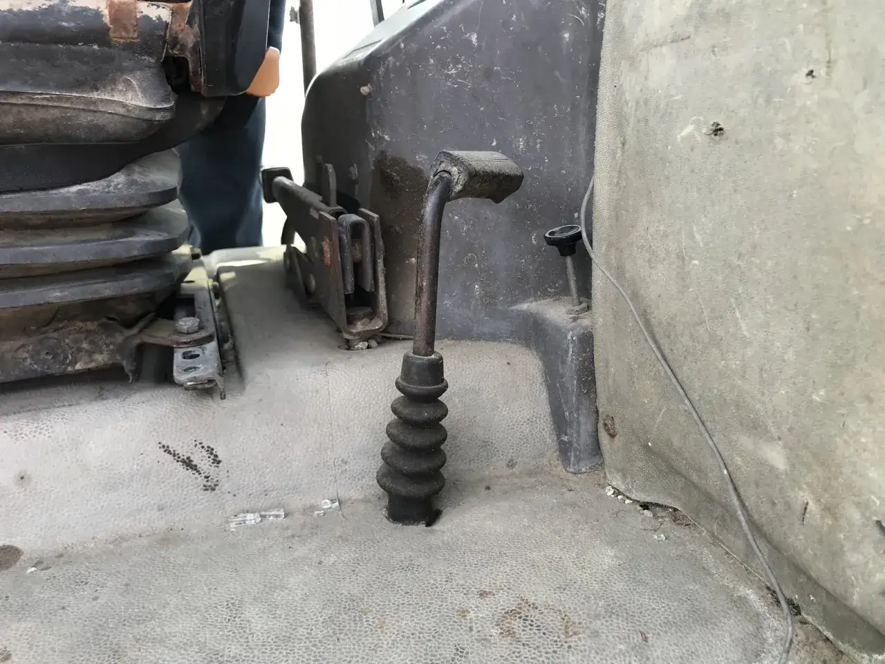 r&oacute;żne typy rewersu w ciągniku mechaniczny elektrohydrauliczny dźwignie