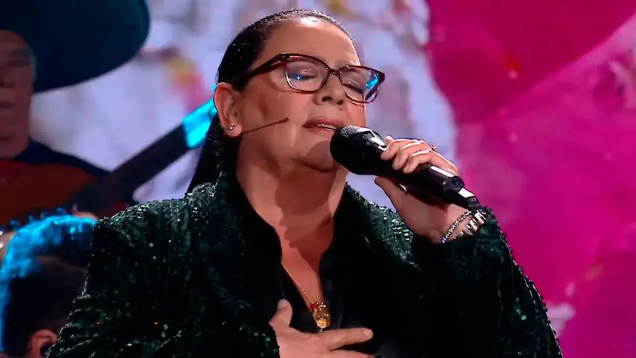 Mar&iacute;a del Monte canta con pasi&oacute;n, con la mano en el coraz&oacute;n y un micr&oacute;fono en la otra.