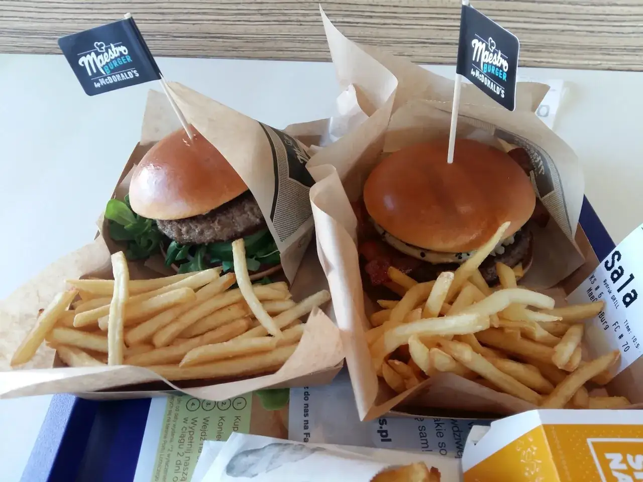 Dwa pyszne Maestro Burger by McDonald's z frytkami.