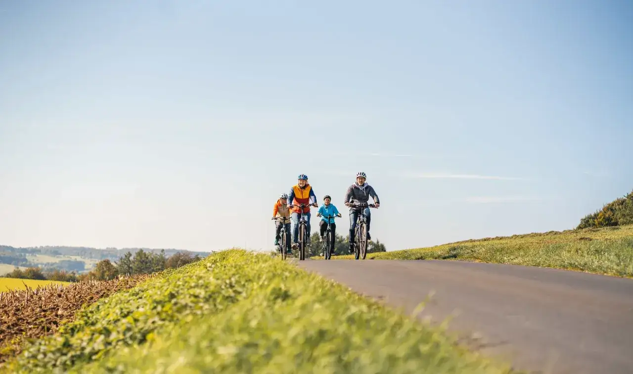 Familie genie&szlig;t Radtour bei Sonnenschein. Gemeinsam aktiv sein f&uuml;r die family fitness auf dem Land.