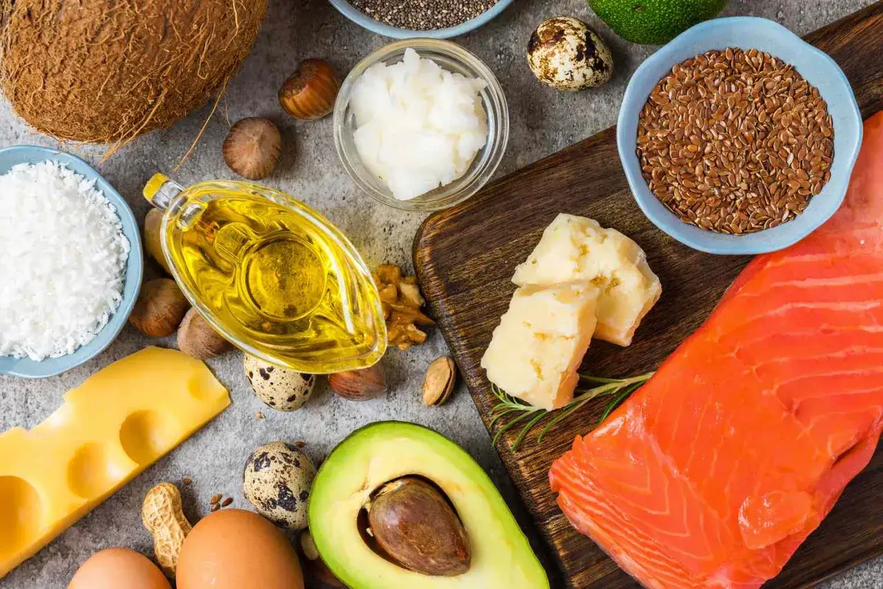 Fettreiche Lebensmittel wie Lachs, Avocado und Nüsse sind gute Quellen für Vitamin D. Wann einnehmen? Am besten zu einer Mahlzeit.