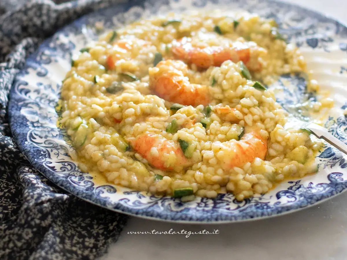 Risotto cremoso con zucchine e gamberetti, un piatto estivo profumato e saporito.