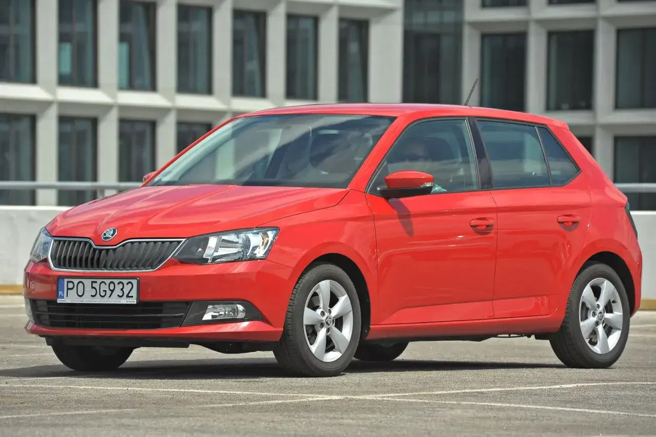Czerwona Skoda Fabia, idealna do miasta, z nowym akumulatorem gotowa do jazdy.