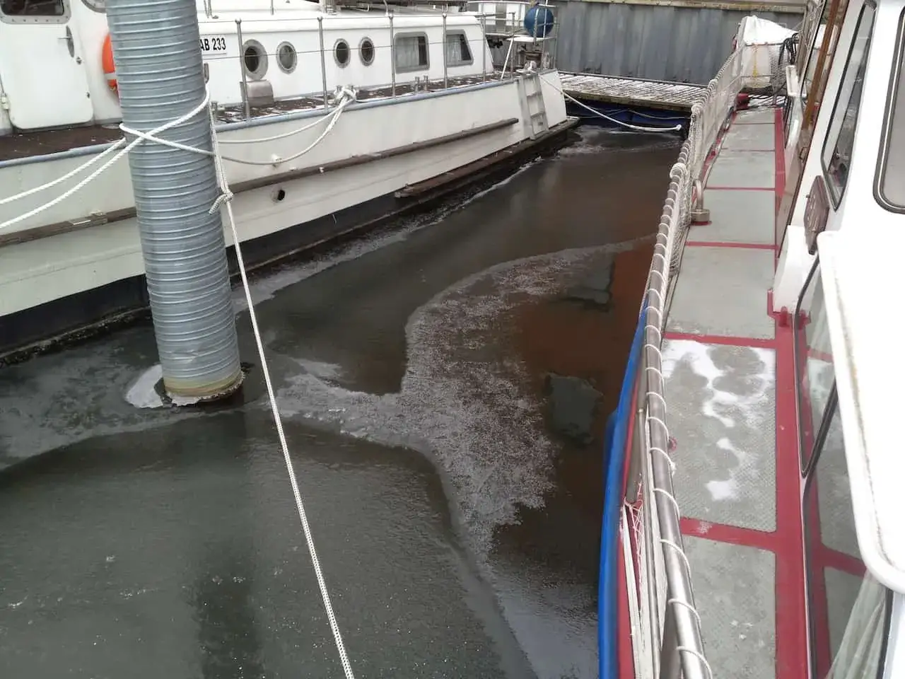 Boote im Eiswasser, bereit für den Frostschutz und das Einwintern.