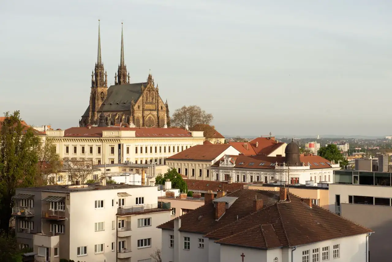 Widok na katedrę św. Piotra i Pawła oraz inne zabytkowe budynki w Brnie. Idealne miejsce, by zobaczyć, co zwiedzić w tym mieście.