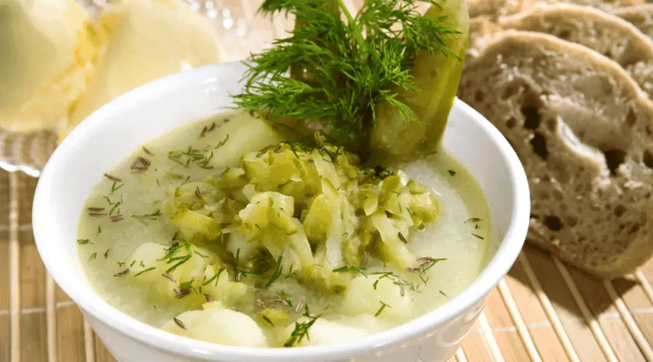 A miseczce zupy ogórkowej, ozdobionej koperkiem i ogórkiem kiszonym, towarzyszy kromka chleba. Zastanawiasz się, ile może stać zupa ogórkowa?